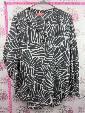 IYLA Black grey & White Abstract-Print V-Neck Long Sleeve Top
